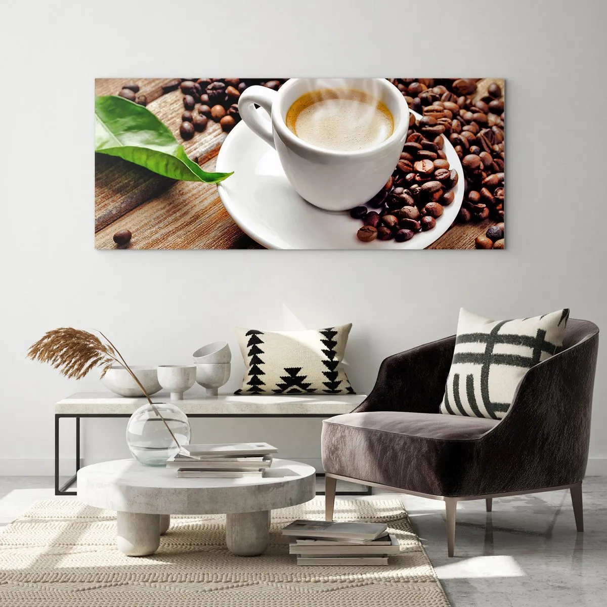 Quadro su vetro - Una tazza di caffè aromatico sullo sfondo di chicchi e una foglia - 160x50cm - Il caffè è pronto - Decorazione murale moderna per soggiorno e camera da letto ARTTOR