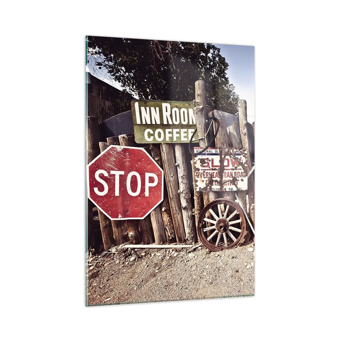 Quadro su vetro - Recinzione in legno con insegne e ruote d'epoca - 50x70cm - E il tempo si è fermato - Decorazione murale moderna per soggiorno e camera da letto ARTTOR