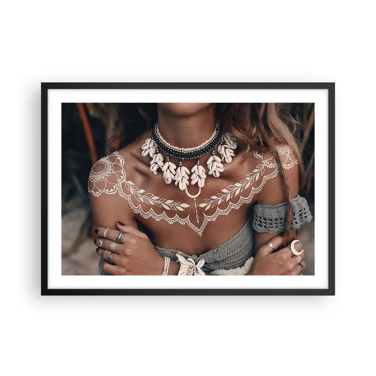 Poster in cornice nera - Stile boho con gioielli di conchiglie e motivo in pizzo - 70x50cm - Talismani, rituali di femminilità - Decorazione murale moderna per soggiorno e camera da letto ARTTOR