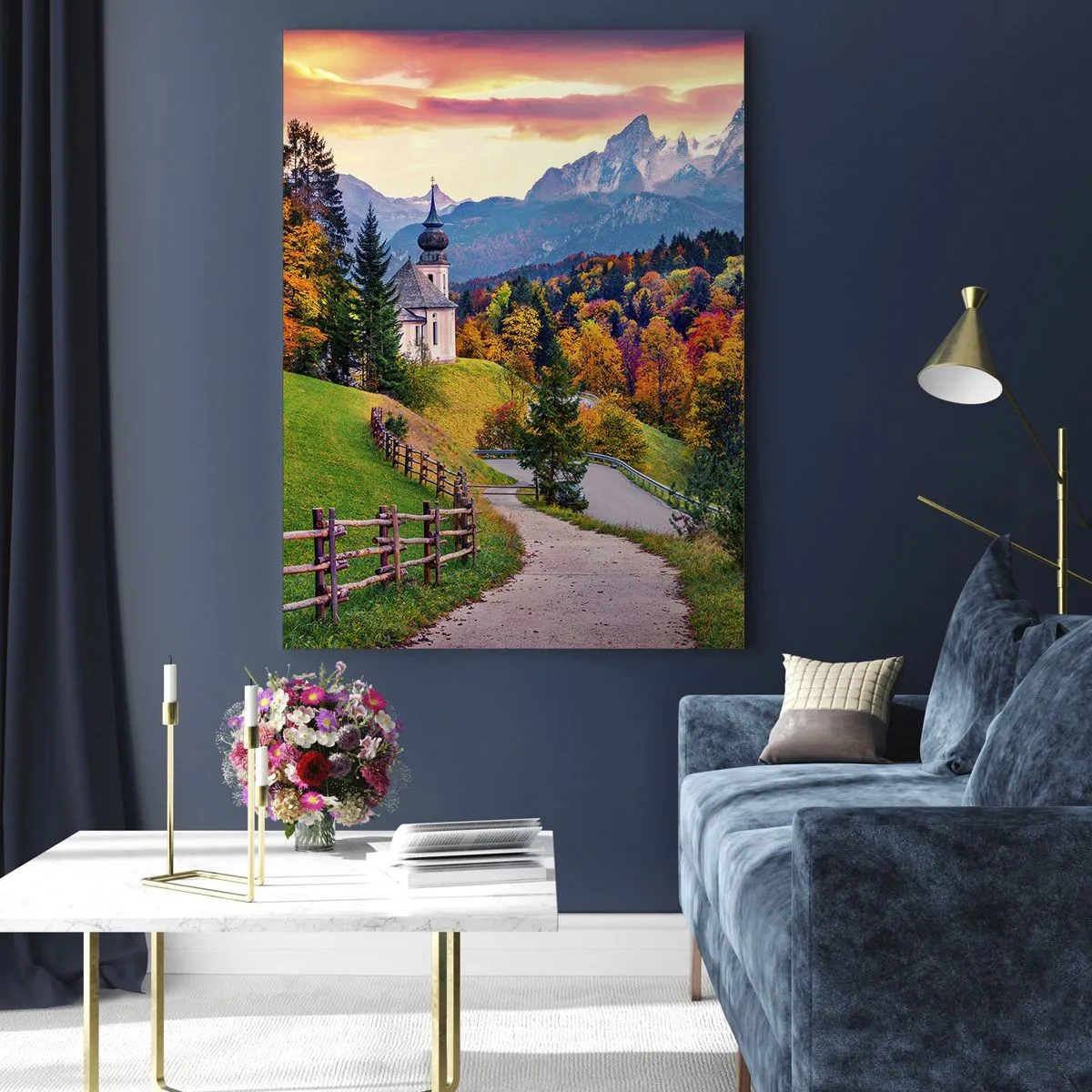 Quadro su vetro - Paesaggio montano autunnale con cappella e tramonto - 80x120cm - Un paesaggio come dipinto - Decorazione murale moderna per soggiorno e camera da letto ARTTOR