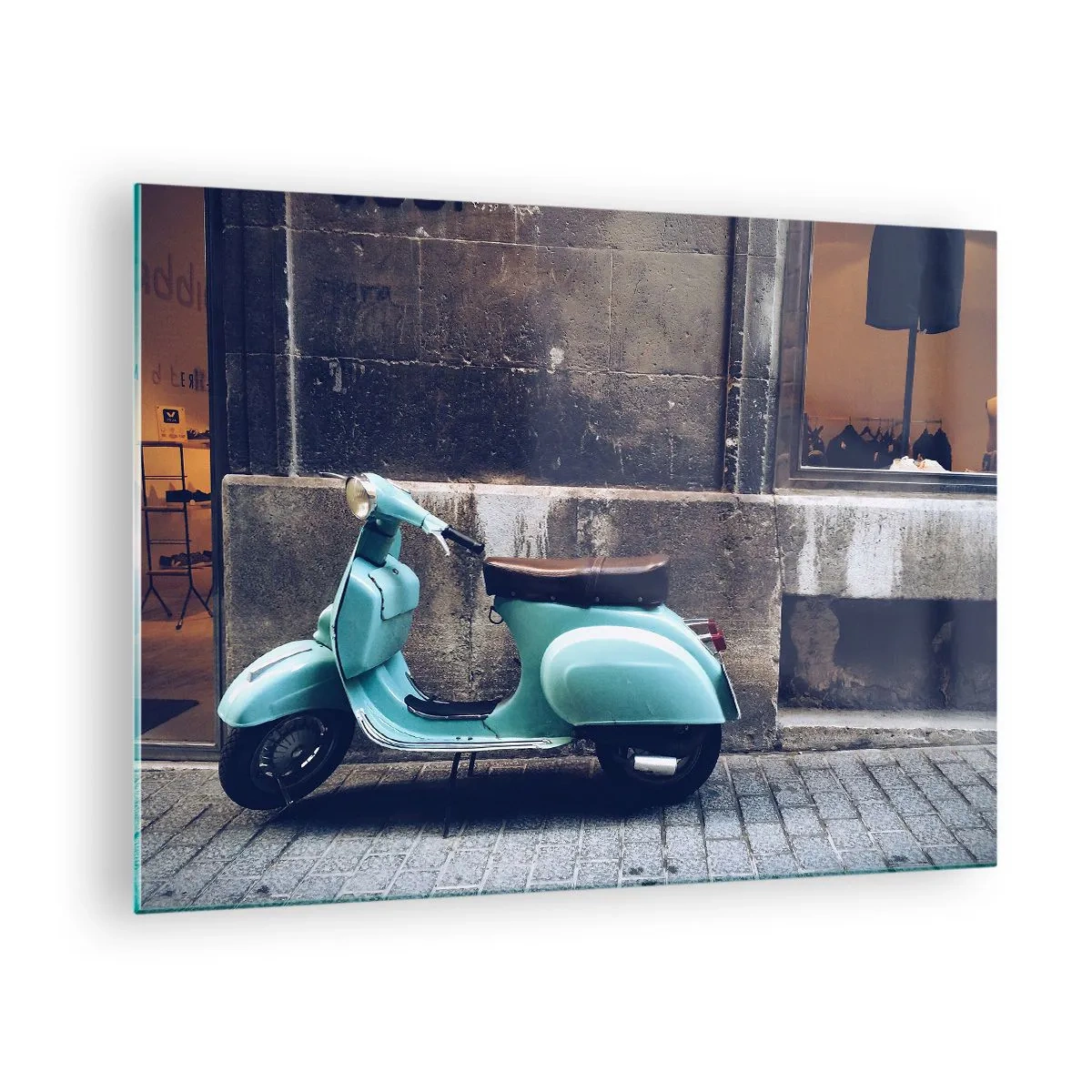 Quadro su vetro - Uno scooter blu contro il muro di un edificio - 70x50cm - Atmosfera indimenticabile - Decorazione murale moderna per soggiorno e camera da letto ARTTOR