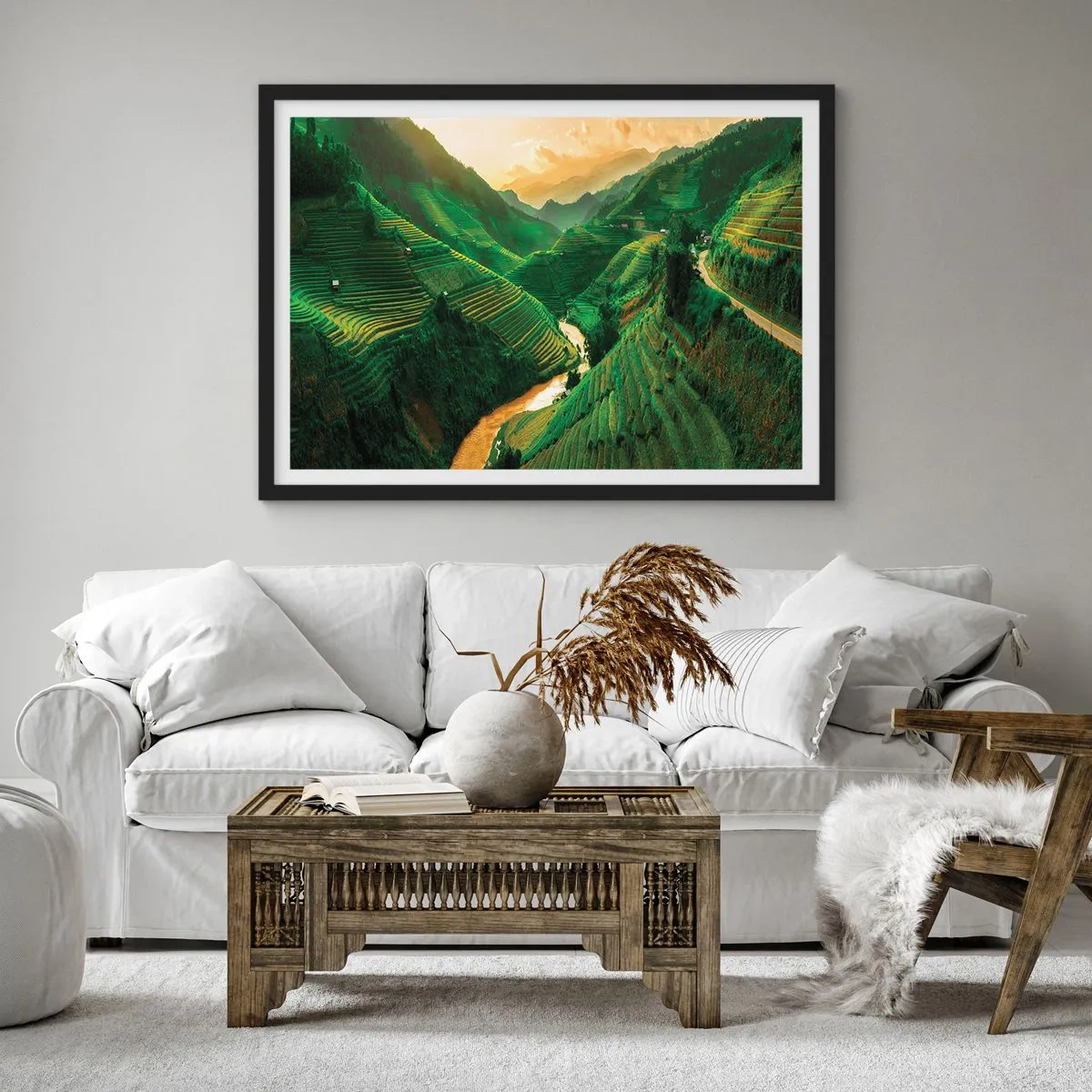 Poster in cornice nera - Pittoresche terrazze di riso in una valle verde illuminata dal sole al tramonto - 70x50cm - Valle del Vietnam - Decorazione murale moderna per soggiorno e camera da letto ARTTOR