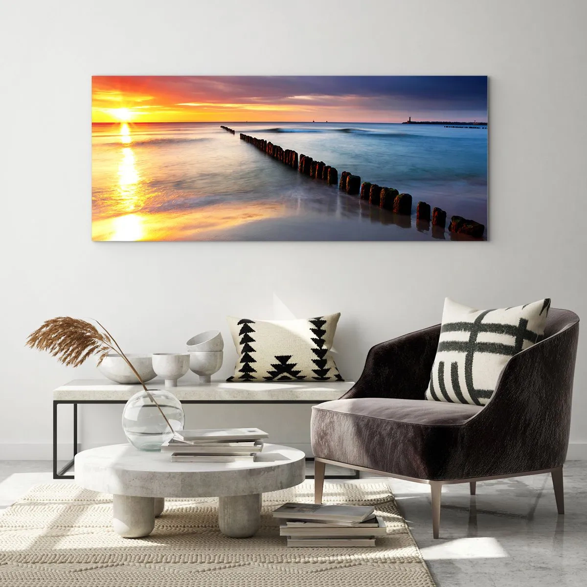 Quadro su vetro - Tramonto sul mare con un frangiflutti in primo piano - 120x50cm - Ascolta il silenzio - Decorazione murale moderna per soggiorno e camera da letto ARTTOR