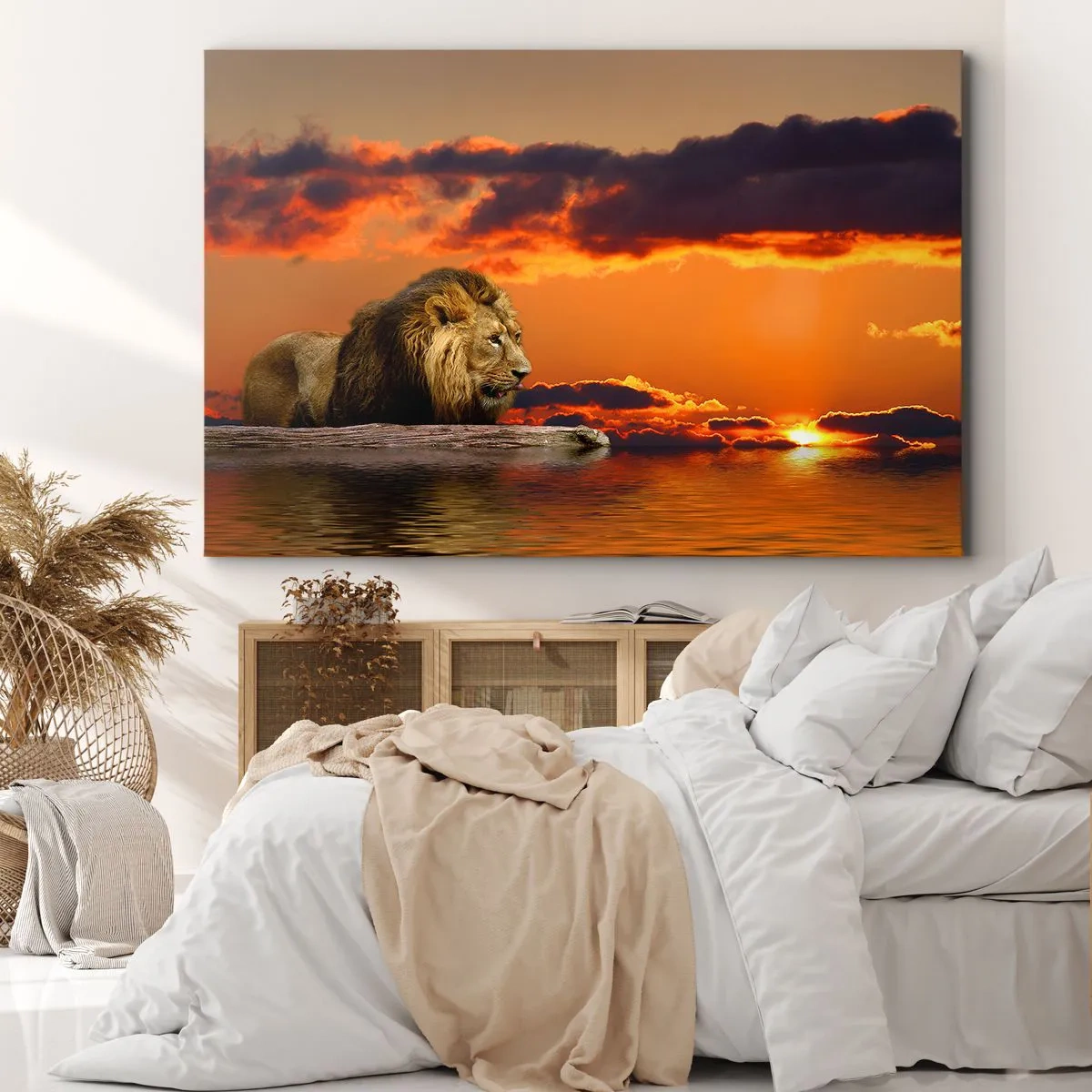Quadro su tela - Stampe su Tela - Un leone riposa in riva all'acqua al tramonto, con un cielo spettacolare. - 120x80cm - Il re della natura - Decorazione murale moderna per soggiorno e camera da letto ARTTOR