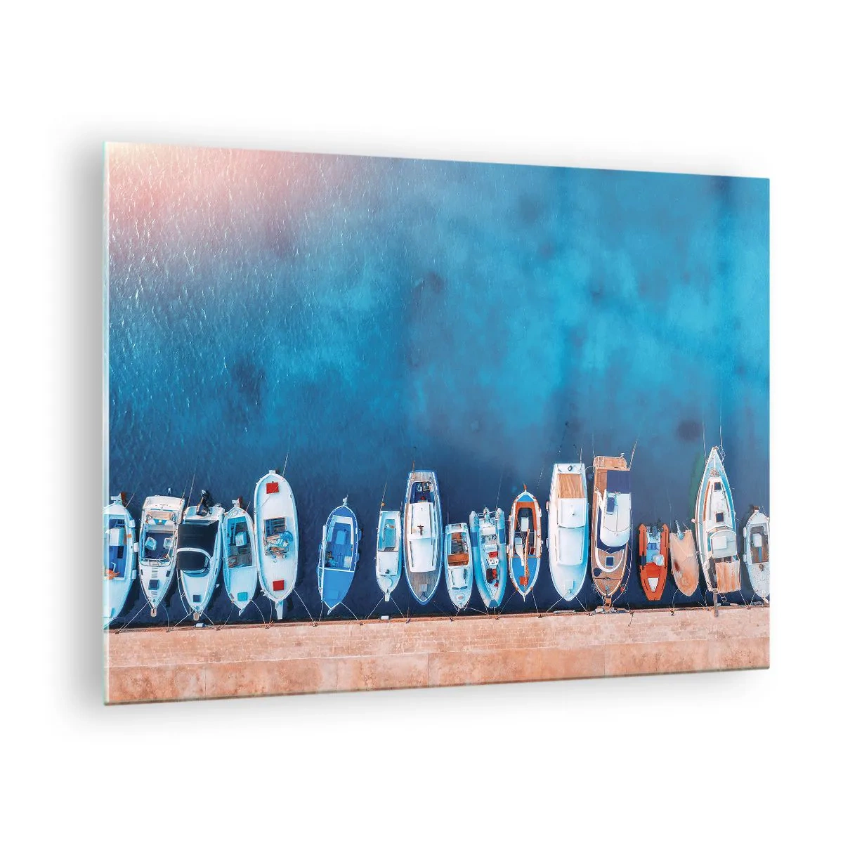 Quadro su vetro - Barche ormeggiate alla riva viste da una prospettiva a volo d'uccello - 70x50cm - In una fila - Decorazione murale moderna per soggiorno e camera da letto ARTTOR