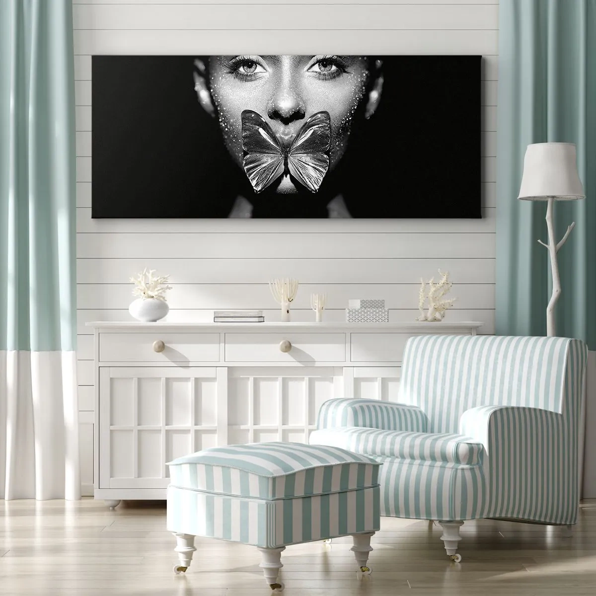 Quadro su tela - Stampe su Tela - Volto di donna in bianco e nero con una farfalla sulle labbra - 120x50cm - Il bacio delle farfalle - Decorazione murale moderna per soggiorno e camera da letto ARTTOR