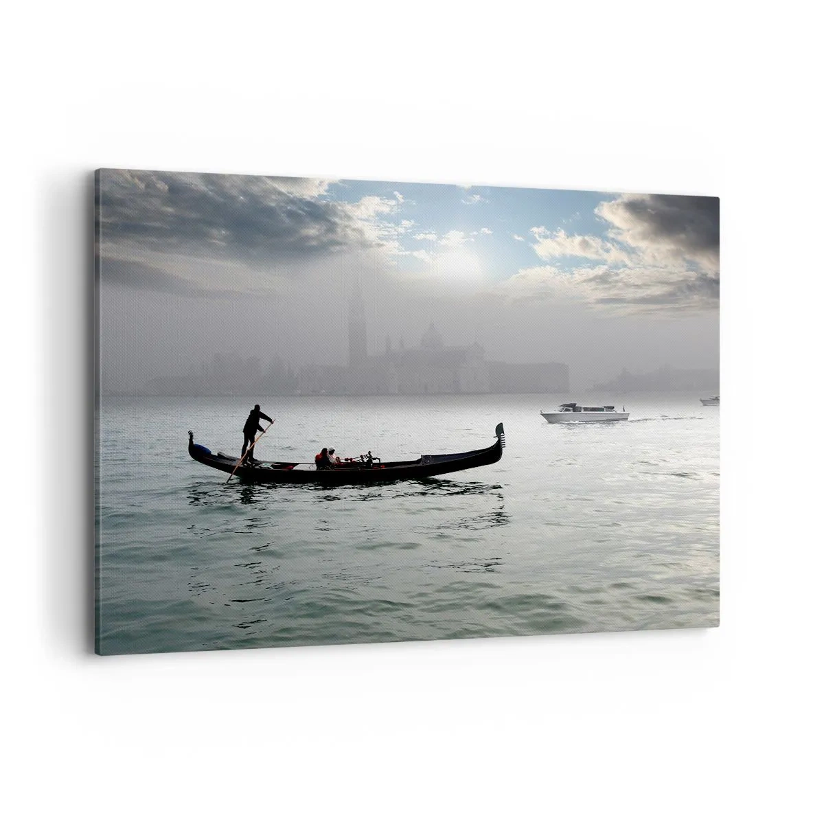 Quadro su tela - Stampe su Tela - Una gondola scivola sulle acque di Venezia in una mattina nebbiosa, sovrastando la città. - 120x80cm - Città magica di acqua e nebbia - Decorazione murale moderna per soggiorno e camera da letto ARTTOR