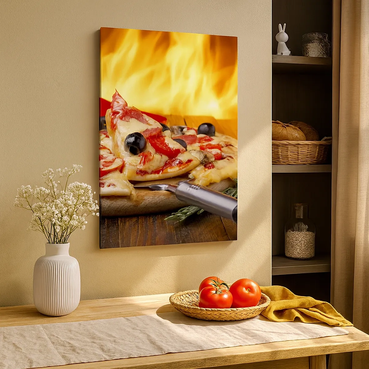 Quadro su tela - Stampe su Tela - Pizza con olive, pomodori e peperoni su sfondo di fiamme - 50x70cm - From Italy with love - Decorazione murale moderna per soggiorno e camera da letto ARTTOR