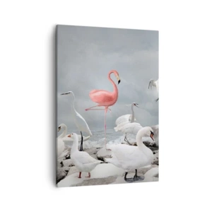 Quadro su tela - Stampe su Tela - Un fenicottero rosa tra cigni bianchi sullo sfondo di un lago - 50x70cm - Come sono arrivato qui? - Decorazione murale moderna per soggiorno e camera da letto ARTTOR