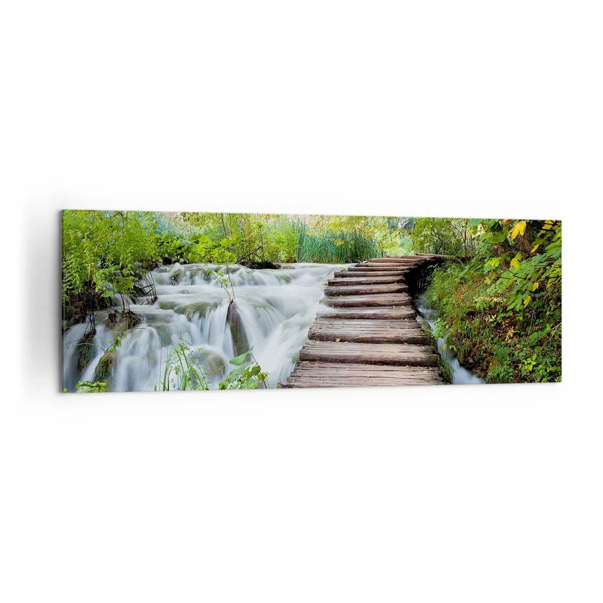 Quadro su tela - Stampe su Tela - Un ponte di legno sopra una cascata circondata da una lussureggiante foresta verde. - 160x50cm - Acqua per niente tranquilla - Decorazione murale moderna per soggiorno e camera da letto ARTTOR