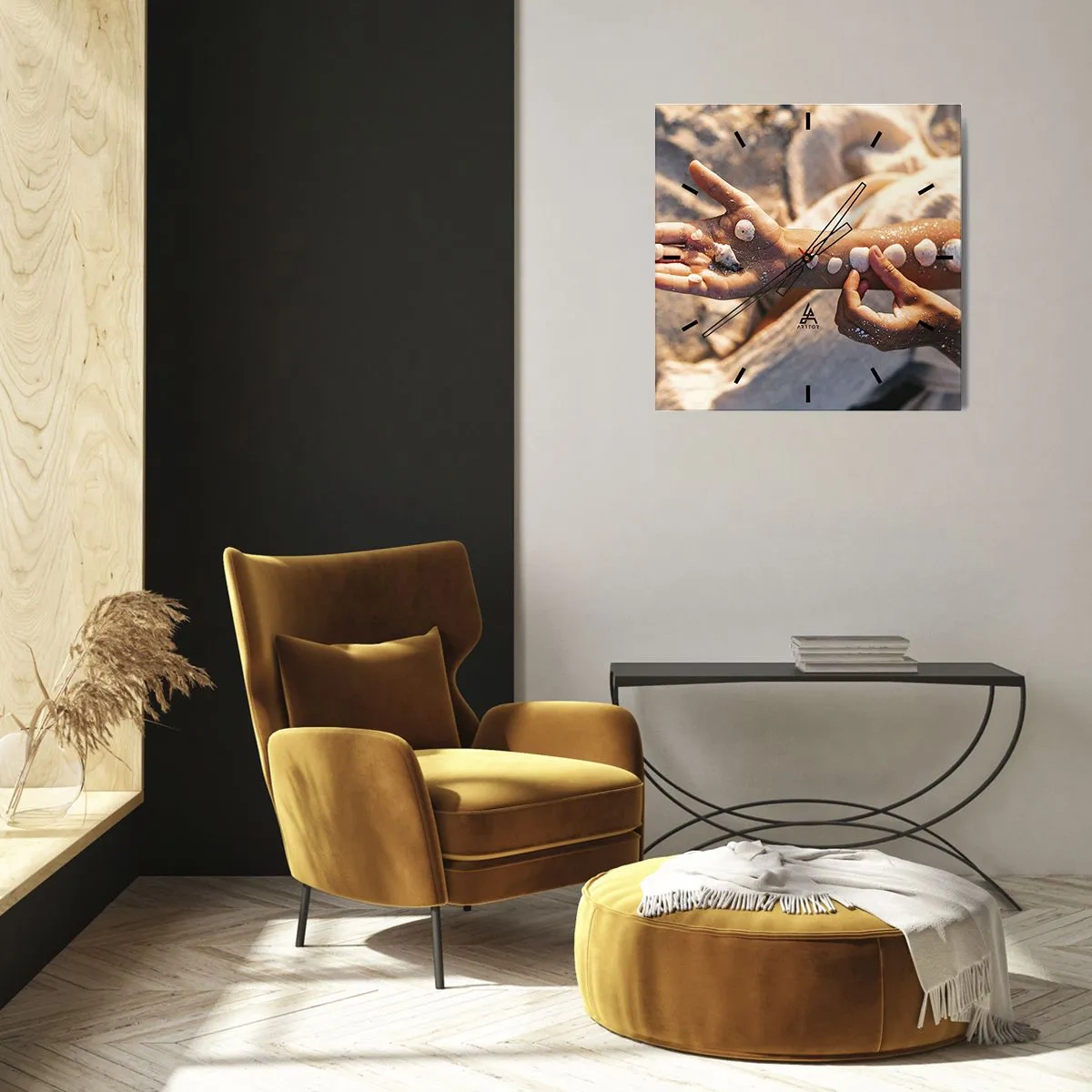 Orologio da parete - Orologio in Vetro - Mani con conchiglie disposte sullo sfondo di sabbia - 30x30cm - La bellezza a portata di mano - Decorazione murale moderna per soggiorno e camera da letto ARTTOR