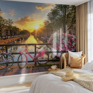 Fotomurali Premium Sand - Ponte sul canale con biciclette al tramonto - 100x70cm - Mattino di primavera ad Amsterdam - Decorazione murale moderna per soggiorno e camera da letto ARTTOR