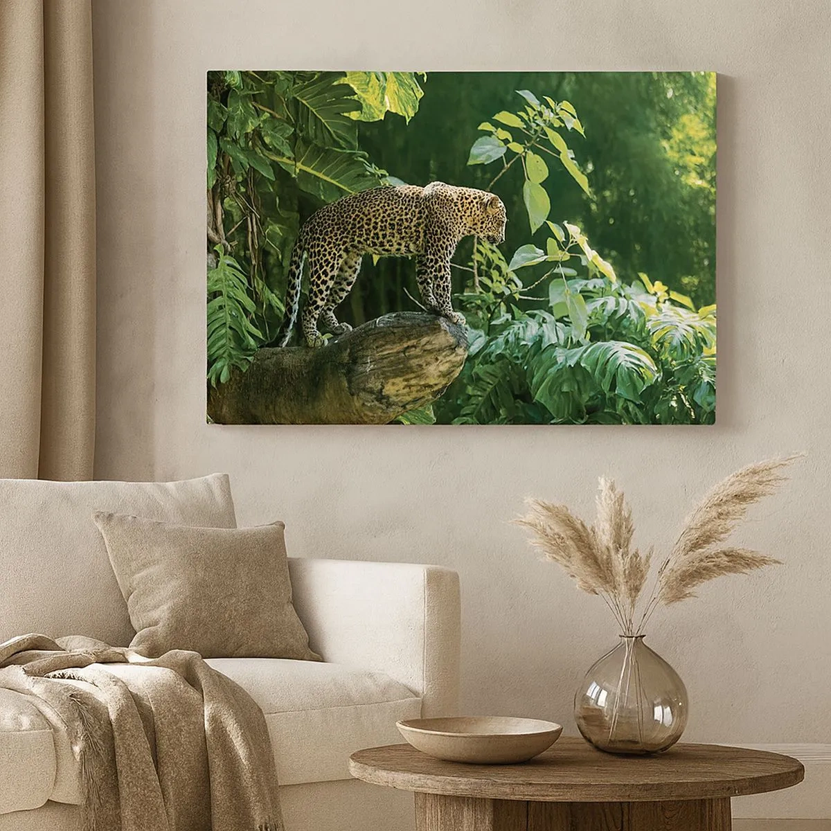 Quadro su tela - Stampe su Tela - Un leopardo in piedi su una roccia circondato da vegetazione tropicale - 70x50cm - A caccia? - Decorazione murale moderna per soggiorno e camera da letto ARTTOR