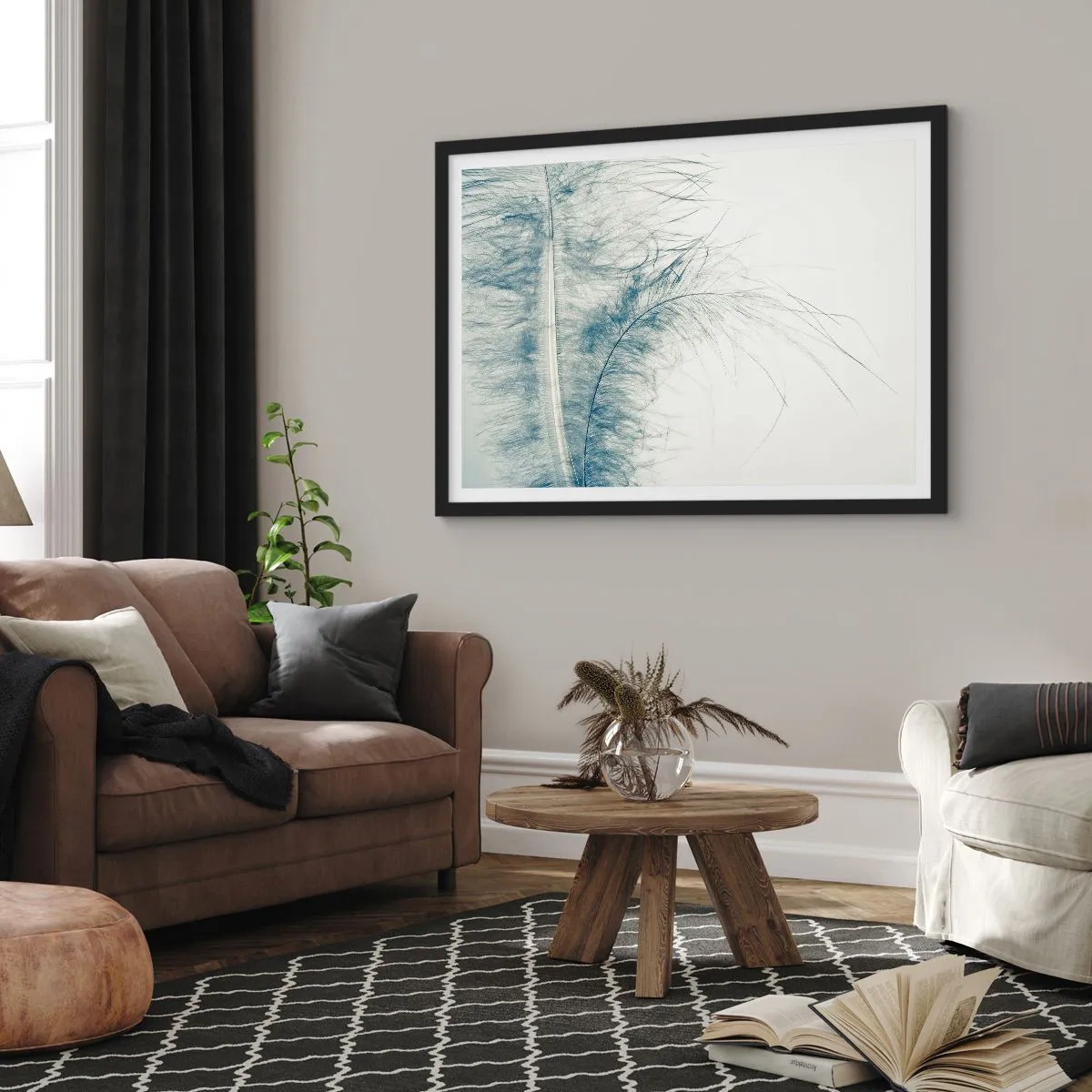 Poster in cornice nera - Una piuma delicata in tonalità pastello su uno sfondo chiaro - 100x70cm - Il sussurro della natura - Decorazione murale moderna per soggiorno e camera da letto ARTTOR