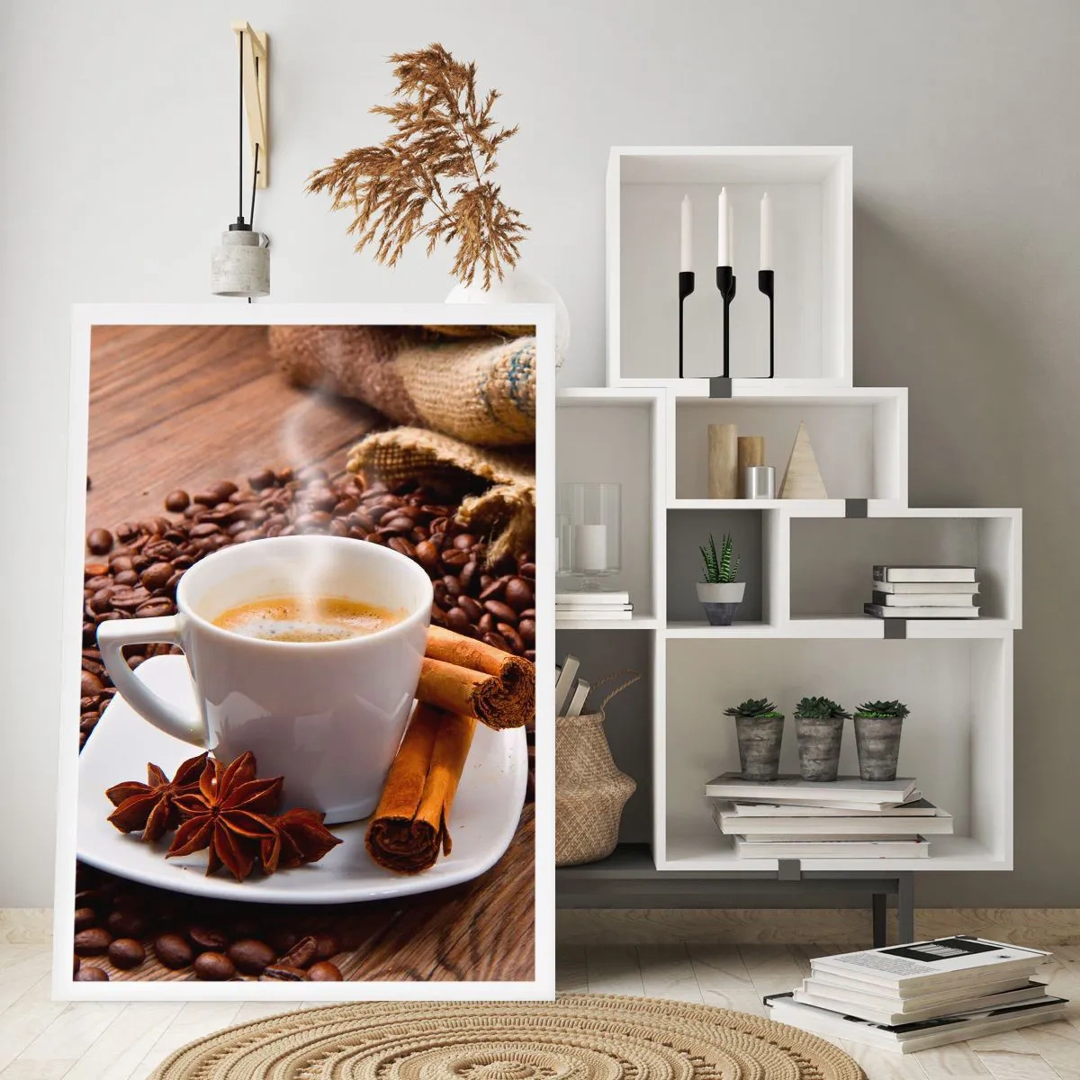 Poster - Una tazza di caffè con spezie su uno sfondo di chicchi di caffè - 50x70cm - Sapore e profumo speziato - Decorazione murale moderna per soggiorno e camera da letto ARTTOR