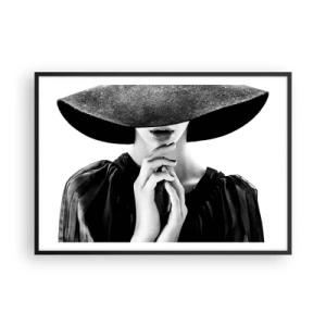 Poster in cornice nera - Donna elegante con un grande cappello nei toni del bianco e del nero - 100x70cm - Bellezza celata - Decorazione murale moderna per soggiorno e camera da letto ARTTOR