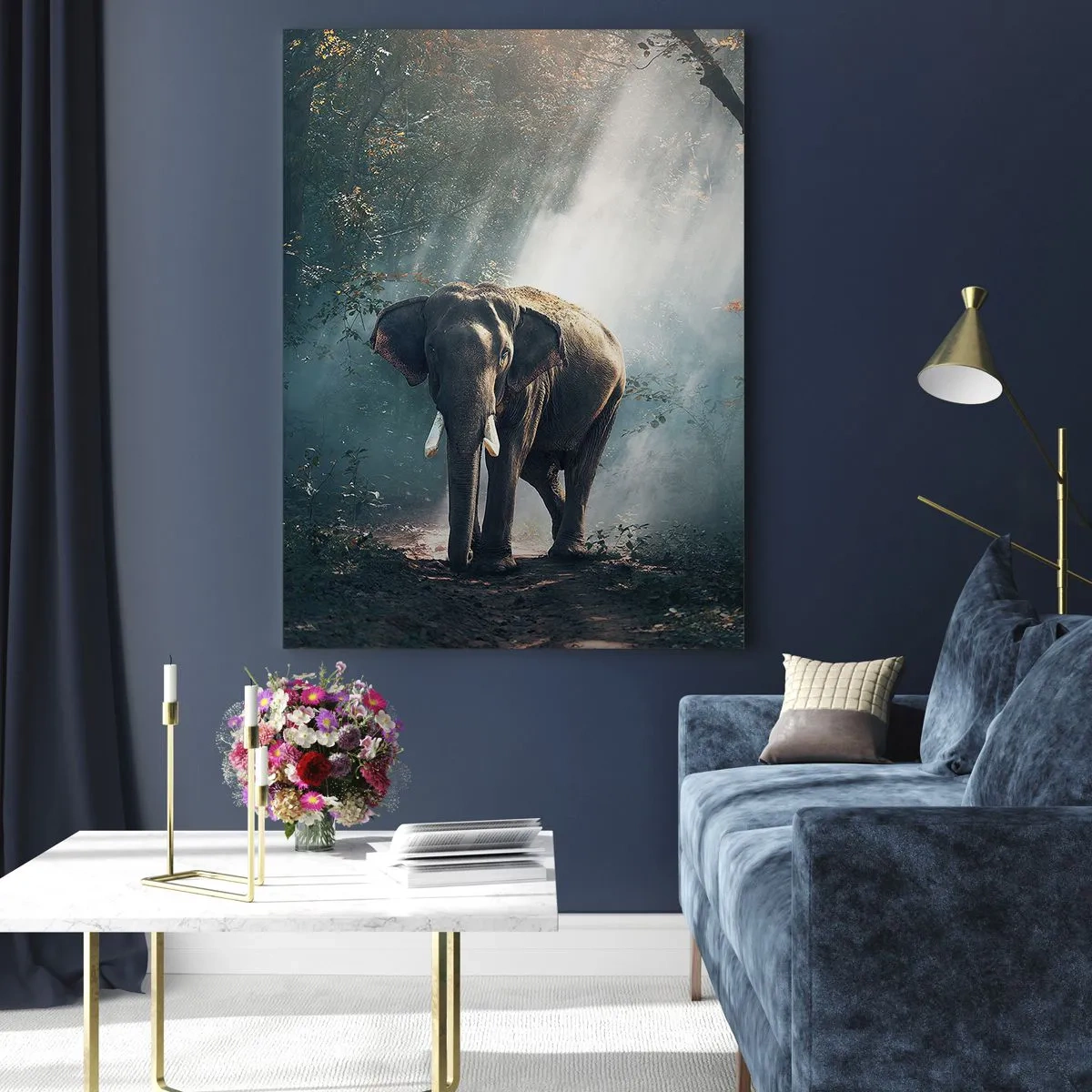 Quadro su vetro - Un elefante che cammina nella foresta mentre la luce del sole filtra tra gli alberi. - 50x70cm - Tranquilla passeggiata - Decorazione murale moderna per soggiorno e camera da letto ARTTOR