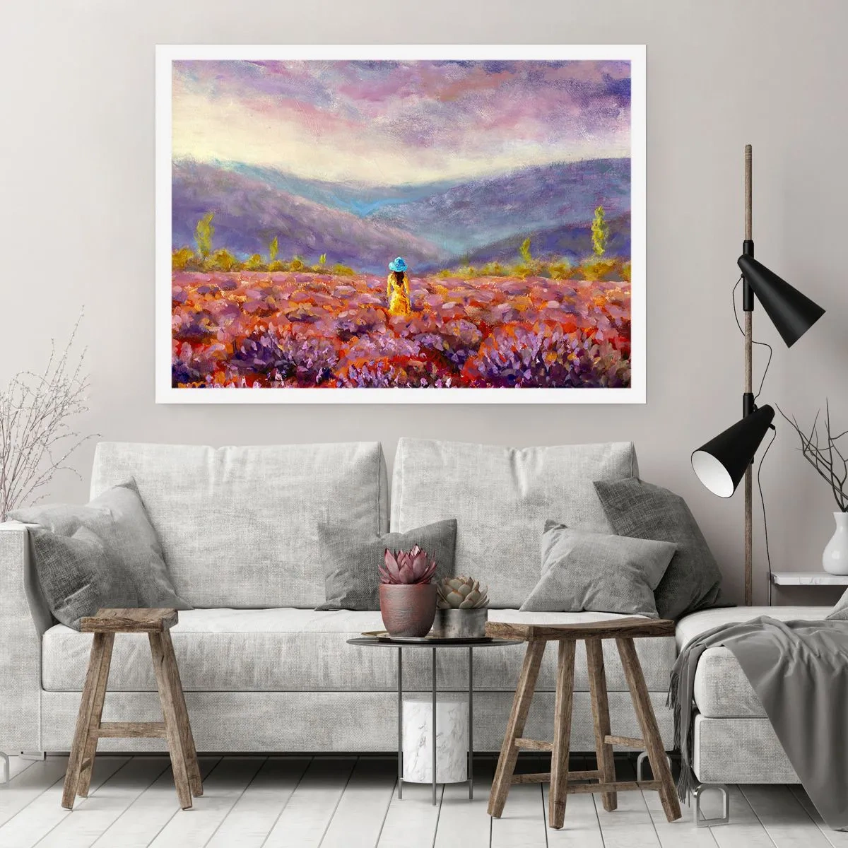 Poster - Una donna con un cappello cammina in un campo di lavanda. - 100x70cm - Nel mondo di lavanda - Decorazione murale moderna per soggiorno e camera da letto ARTTOR
