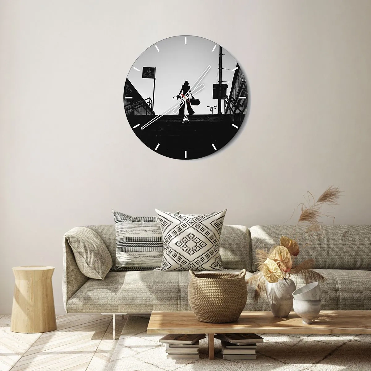 Orologio da parete - Orologio in Vetro - Silhouette di una donna sulle scale in uno scatto in bianco e nero a contrasto - 30x30cm - Gita cittadina - Decorazione murale moderna per soggiorno, cucina e camera da letto ARTTOR