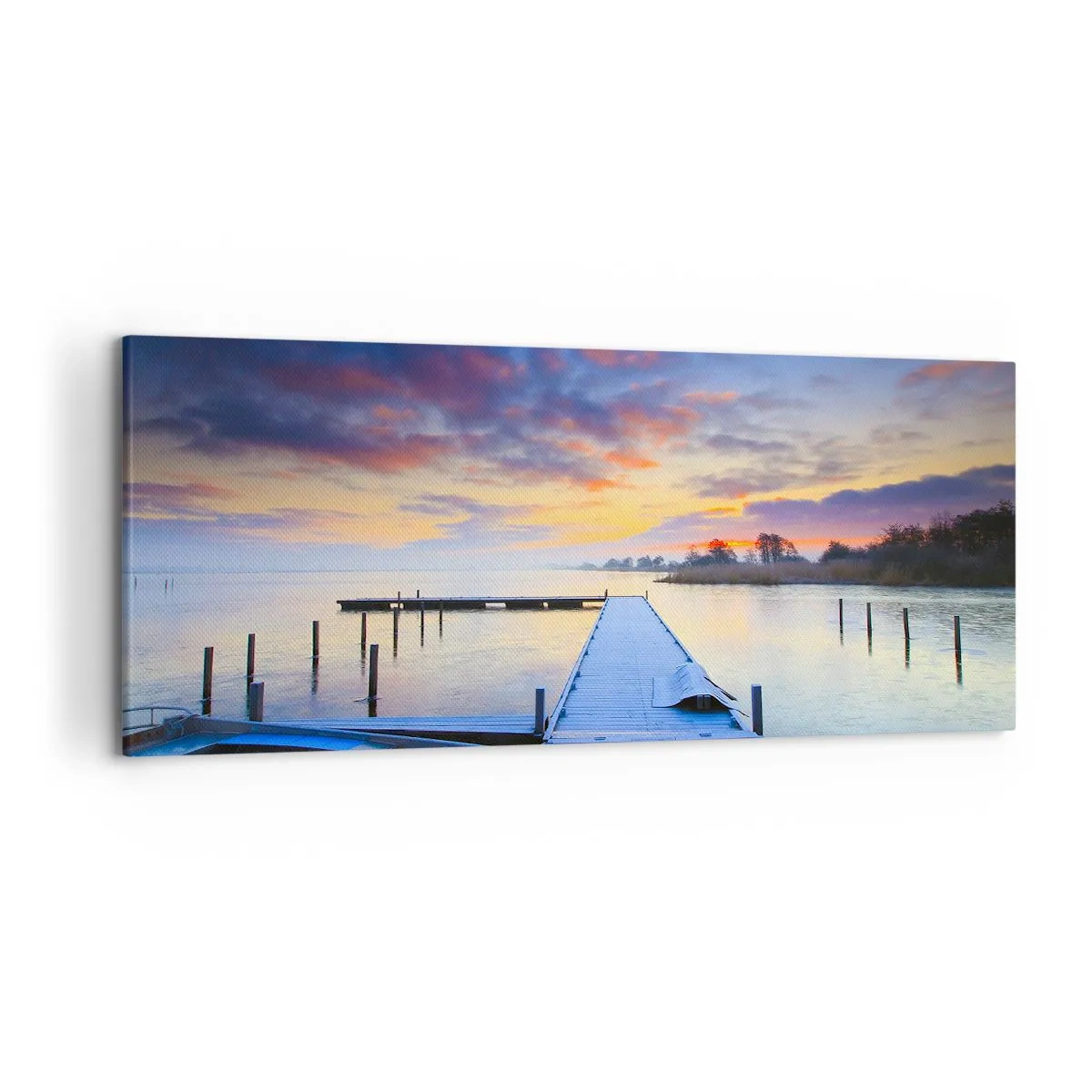 Quadro su tela - Stampe su Tela - Un molo sul lago al tramonto con una barca sulla riva - 120x50cm - Tranquillità violacea e dorata - Decorazione murale moderna per soggiorno e camera da letto ARTTOR