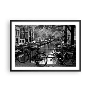 Poster in cornice nera - Canale con biciclette in fotografia in bianco e nero - 70x50cm - Vista molto olandese - Decorazione murale moderna per soggiorno e camera da letto ARTTOR