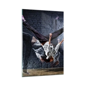 Quadro su vetro - Un ballerino in un salto dinamico contro un muro di mattoni - 80x120cm - Eroe di strada - Decorazione murale moderna per soggiorno e camera da letto ARTTOR