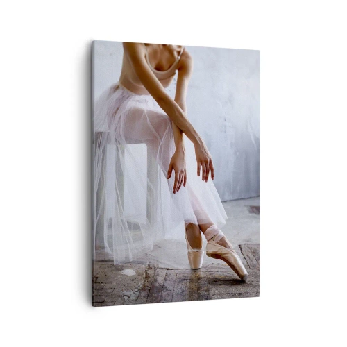 Quadro su tela - Stampe su Tela - Una ballerina in una posa delicata su uno sfondo industriale - 50x70cm - Prima che si accendano le luci del palco - Decorazione murale moderna per soggiorno e camera da letto ARTTOR