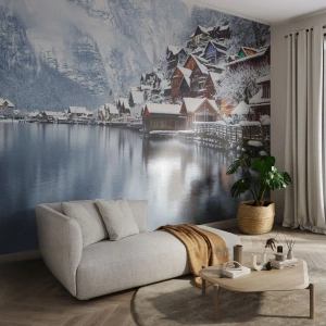 Fotomurali Premium Sand - Vista invernale di un villaggio di montagna vicino a un lago con riflesso nell'acqua - 100x70cm - Decorazione invernale - Decorazione murale moderna per soggiorno e camera da letto ARTTOR