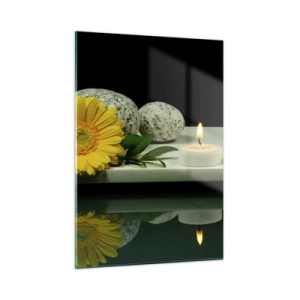 Quadro su vetro - Candele, pietre e un fiore giallo riflessi nell'acqua - 50x70cm - Il sollievo dei sensi - Decorazione murale moderna per soggiorno e camera da letto ARTTOR