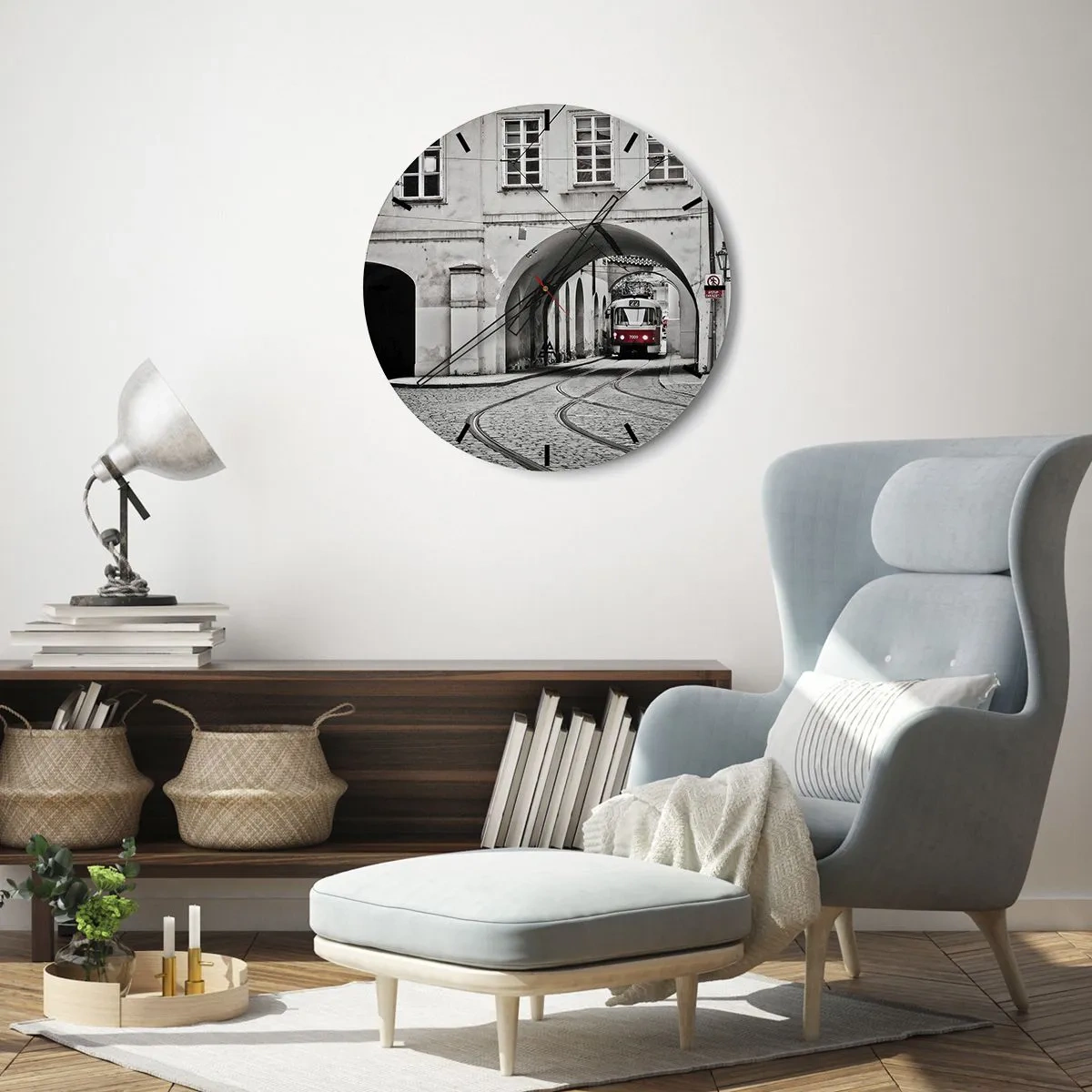Orologio da parete - Orologio in Vetro - Un tram che passa sotto un arco in stile monocromatico. - 30x30cm - Attraverso il labirinto cittadino - Decorazione murale moderna per soggiorno, cucina e camera da letto ARTTOR
