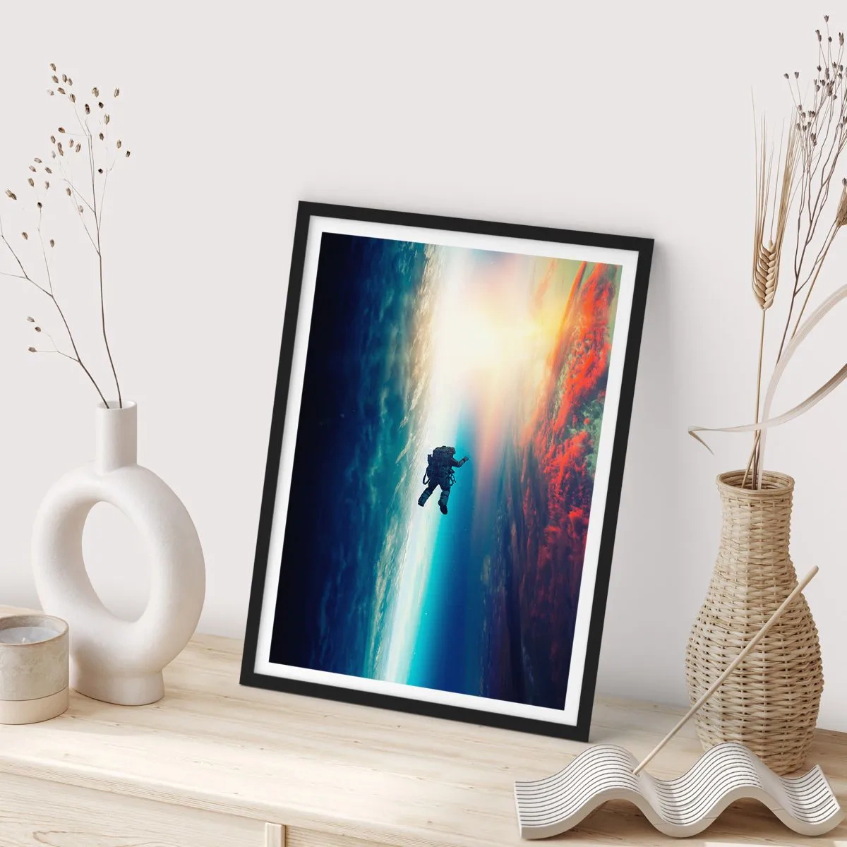 Poster in cornice nera - Astronauta nello spazio con la Terra e il sole sullo sfondo - 50x70cm - Affrontando l'universo - Decorazione murale moderna per soggiorno e camera da letto ARTTOR