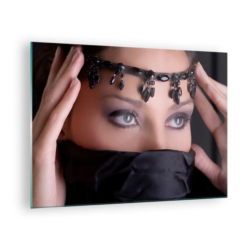 Quadro su vetro - Un volto di donna con una tiara ornata e uno sguardo intenso - 70x50cm - Misteriosa tentatrice d'oriente - Decorazione murale moderna per soggiorno e camera da letto ARTTOR