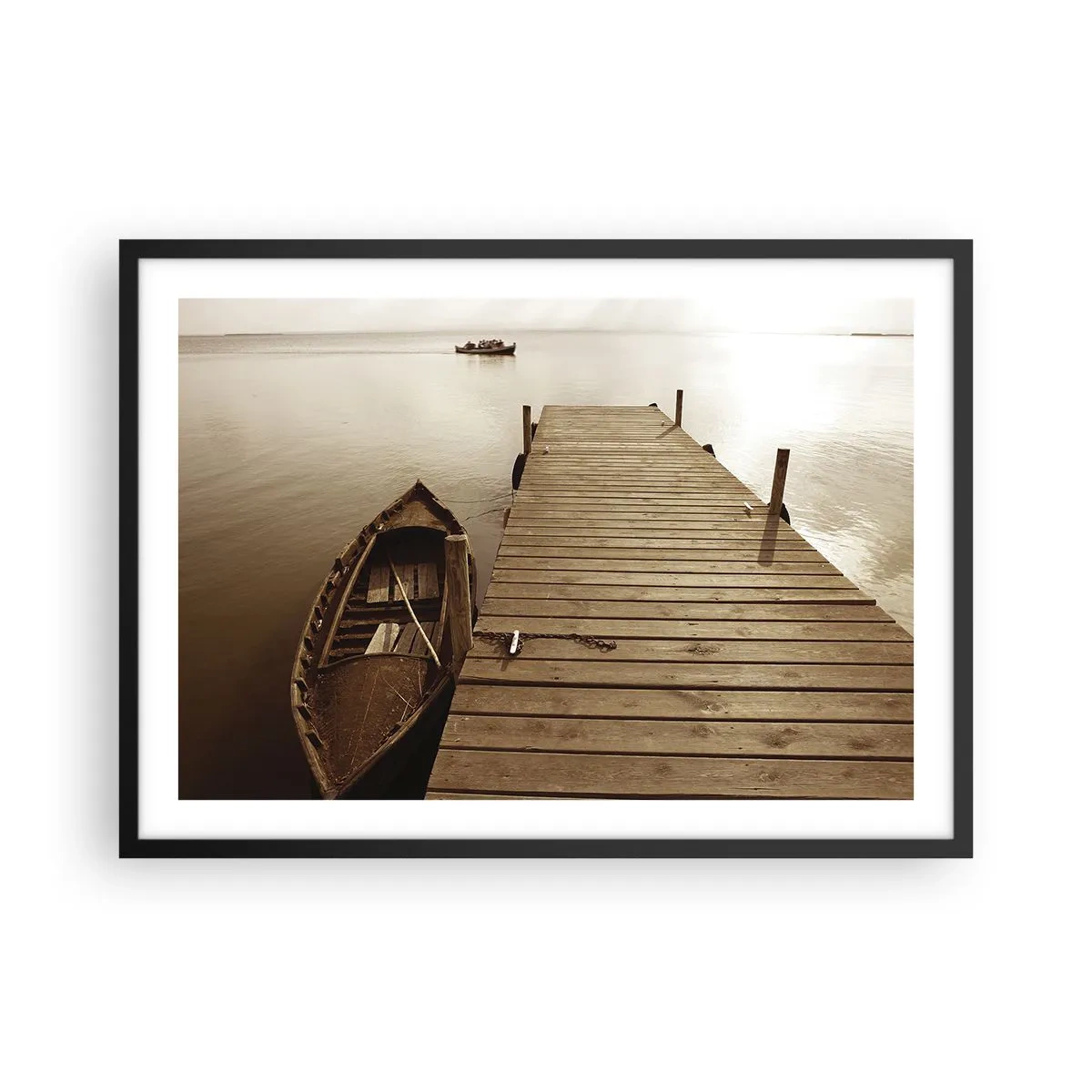 Poster in cornice nera - Molo di legno e barca su un lago calmo - 70x50cm - La grande pace - Decorazione murale moderna per soggiorno e camera da letto ARTTOR