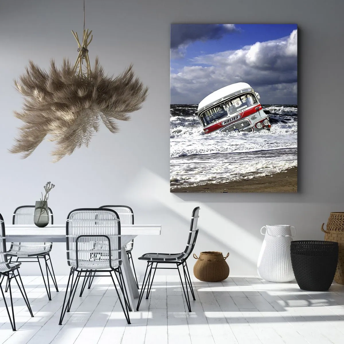 Quadro su tela - Stampe su Tela - Un autobus affondato sulla spiaggia tra onde e mare mosso - 80x120cm - Ti meravigli? - Decorazione murale moderna per soggiorno e camera da letto ARTTOR