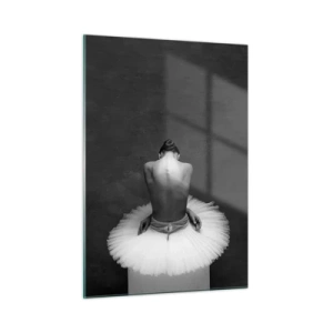 Quadro su vetro - Una ballerina seduta con una gonna di tulle contro un'ombra - 50x70cm - Fiorisce adesso - Decorazione murale moderna per soggiorno e camera da letto ARTTOR