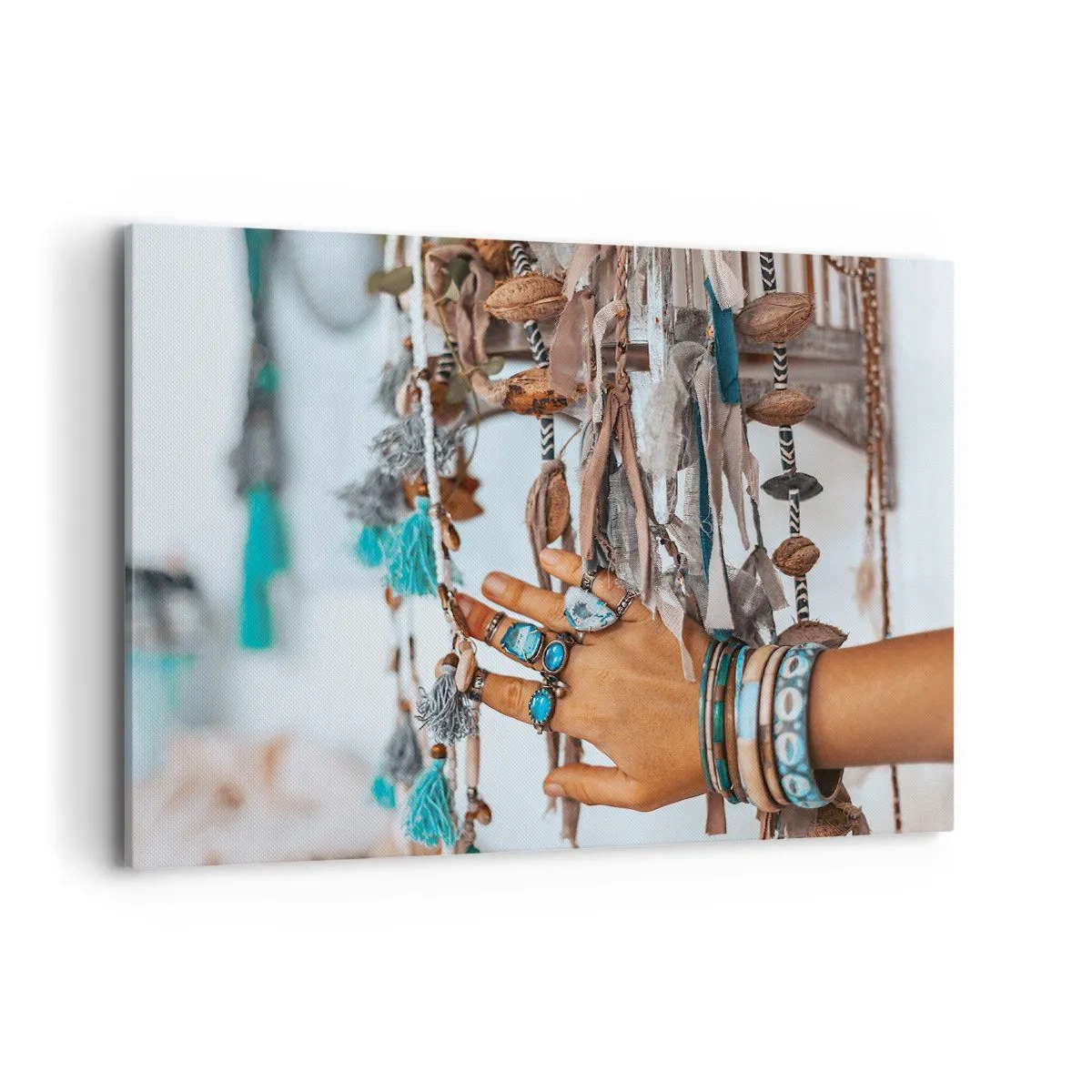 Quadro su tela - Stampe su Tela - Una mano adornata con gioielli boho con decorazioni sullo sfondo - 100x70cm - Tesori locali - Decorazione murale moderna per soggiorno e camera da letto ARTTOR