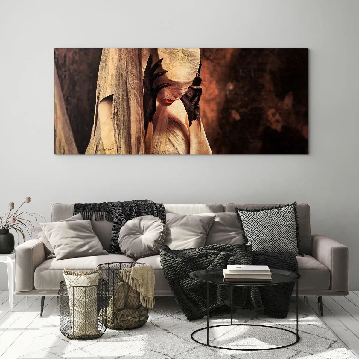 Quadro su vetro - Una donna con un velo e uno stile misterioso su uno sfondo scuro - 120x50cm - Tra il bene e il male - Decorazione murale moderna per soggiorno e camera da letto ARTTOR