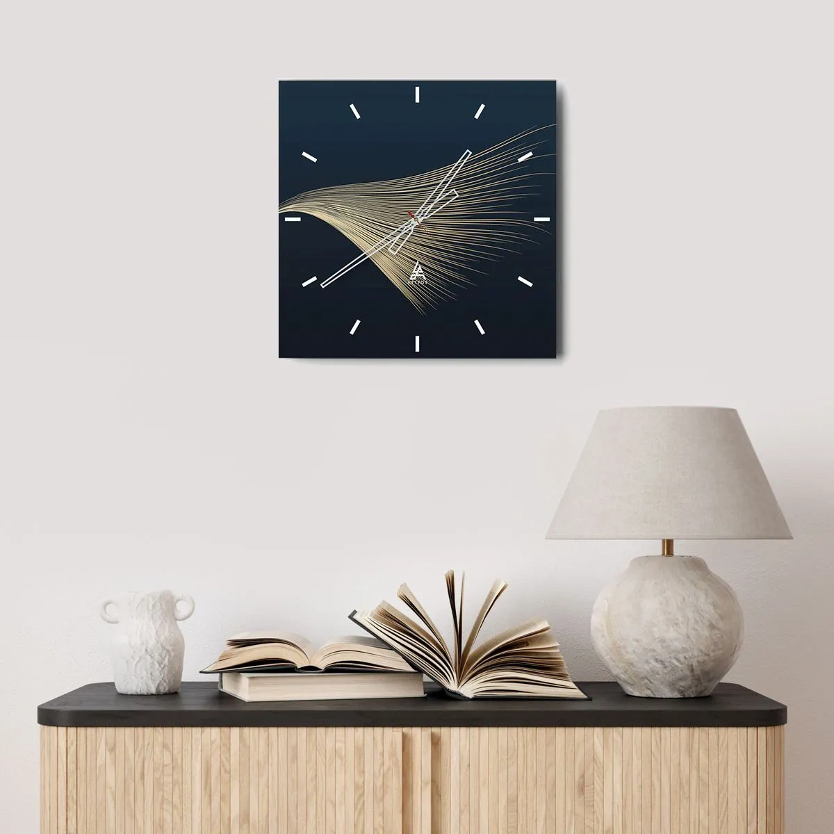 Orologio da parete - Orologio in Vetro - Una delicata linea simile a una piuma su uno sfondo blu navy - 30x30cm - Come un capello d'angelo - Decorazione murale moderna per soggiorno e camera da letto ARTTOR