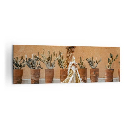 Quadro su tela - Stampe su Tela - Una donna in stile boho con vasi di cactus sullo sfondo. - 160x50cm - In stile hippy - Decorazione murale moderna per soggiorno e camera da letto ARTTOR