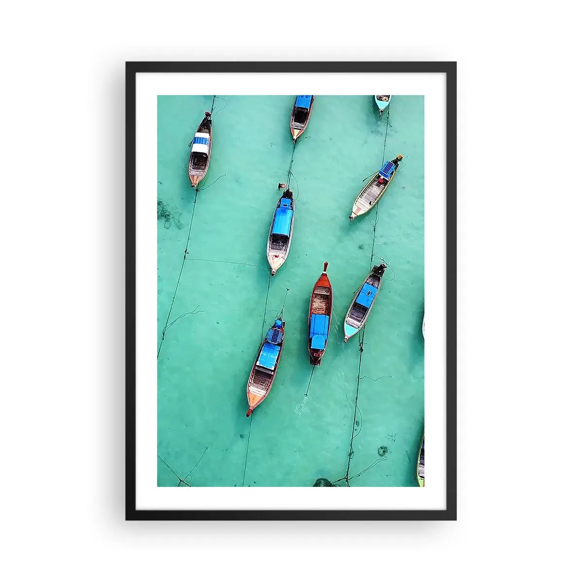 Poster in cornice nera - Una vista a volo d'uccello di barche da pesca sull'acqua turchese - 50x70cm - In gioiosa attesa - Decorazione murale moderna per soggiorno e camera da letto ARTTOR