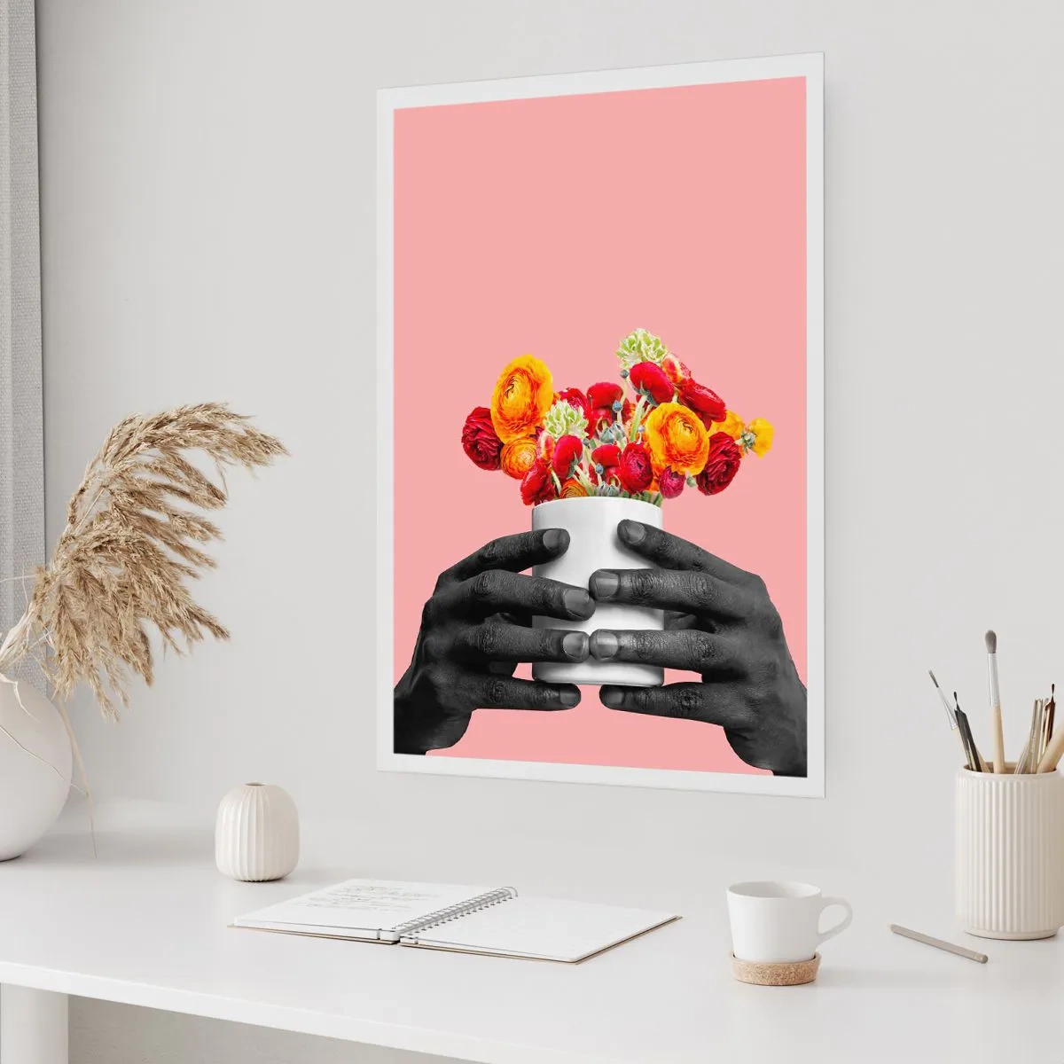 Poster - Mani nere che tengono un mazzo di fiori su uno sfondo rosa - 50x70cm - Apoteosi di vita - Decorazione murale moderna per soggiorno e camera da letto ARTTOR