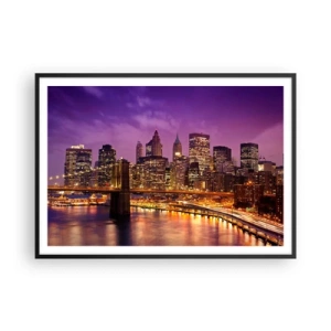 Poster in cornice nera - Panorama della città con il ponte nella luce della sera contro il cielo viola - 100x70cm - Manhattan in viola e oro - Decorazione murale moderna per soggiorno e camera da letto ARTTOR