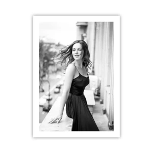 Poster - Fotografia in bianco e nero di una donna su un balcone - 50x70cm - Sicuramente parigina - Decorazione murale moderna per soggiorno e camera da letto ARTTOR