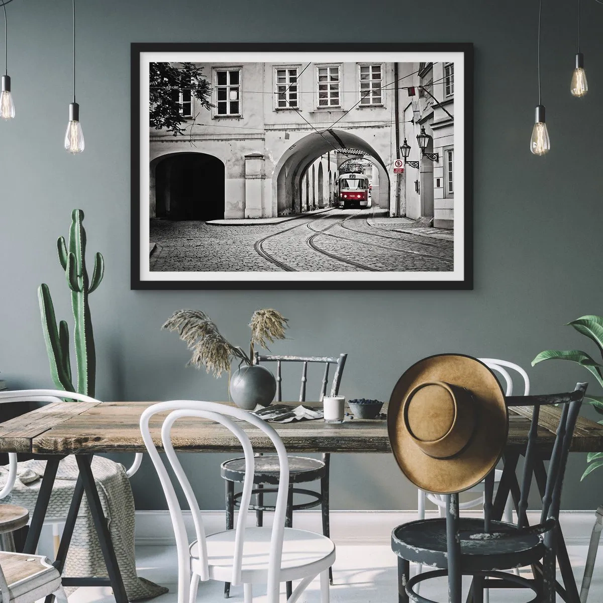 Poster in cornice nera - Un tram bianco e nero in una strada storica della città - 70x50cm - Attraverso il labirinto cittadino - Decorazione murale moderna per soggiorno e camera da letto ARTTOR