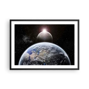 Poster in cornice nera - Il pianeta Terra e la Luna sullo sfondo dello spazio stellato. - 70x50cm - Paesaggio cosmico: sorgere del sole - Decorazione murale moderna per soggiorno e camera da letto ARTTOR