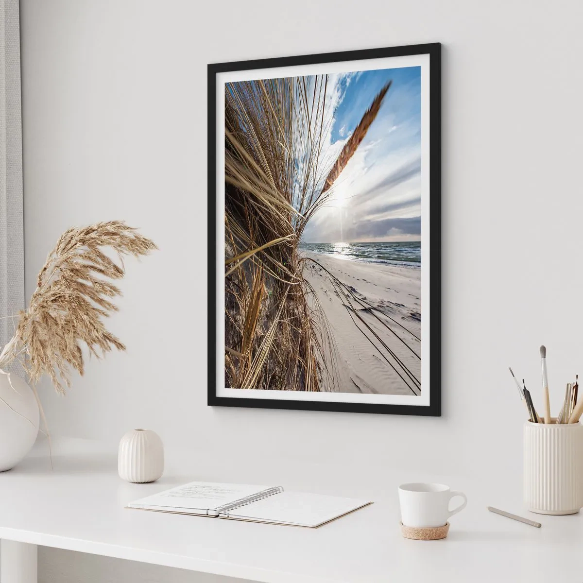 Poster in cornice nera - Spiaggia con vista sul mare e sull'erba al sole - 50x70cm - L'incontro degli elementi - Decorazione murale moderna per soggiorno e camera da letto ARTTOR