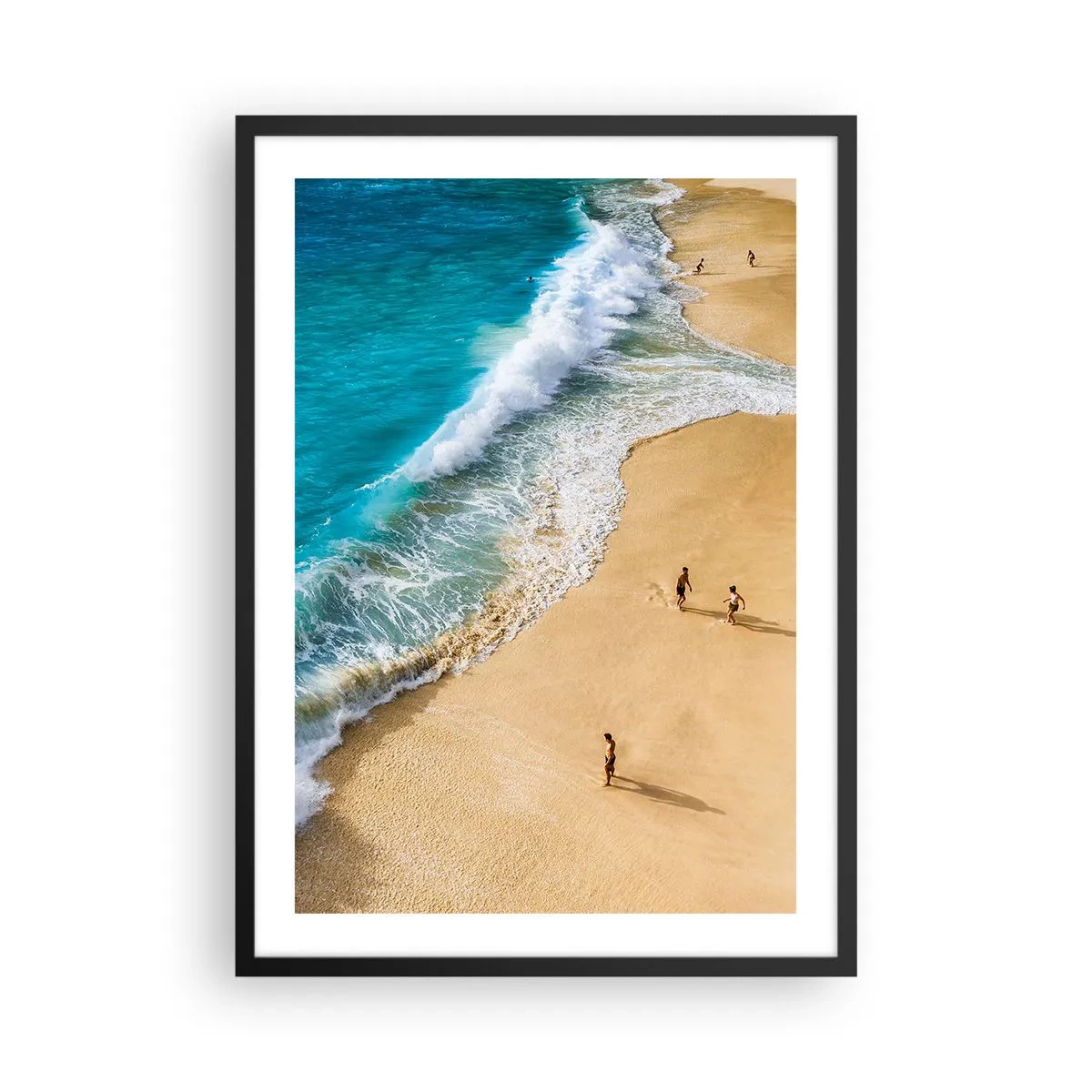 Poster in cornice nera - Una spiaggia dorata con onde turchesi e gente che cammina intorno - 50x70cm - E poi il sole, la spiaggia... - Decorazione murale moderna per soggiorno e camera da letto ARTTOR