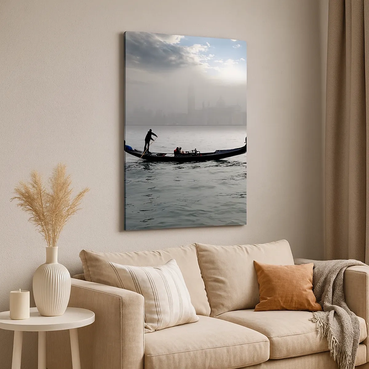 Quadro su tela - Stampe su Tela - Una gondola scivola sulle acque di Venezia in una mattina nebbiosa, sovrastando la città. - 50x70cm - Città magica di acqua e nebbia - Decorazione murale moderna per soggiorno e camera da letto ARTTOR