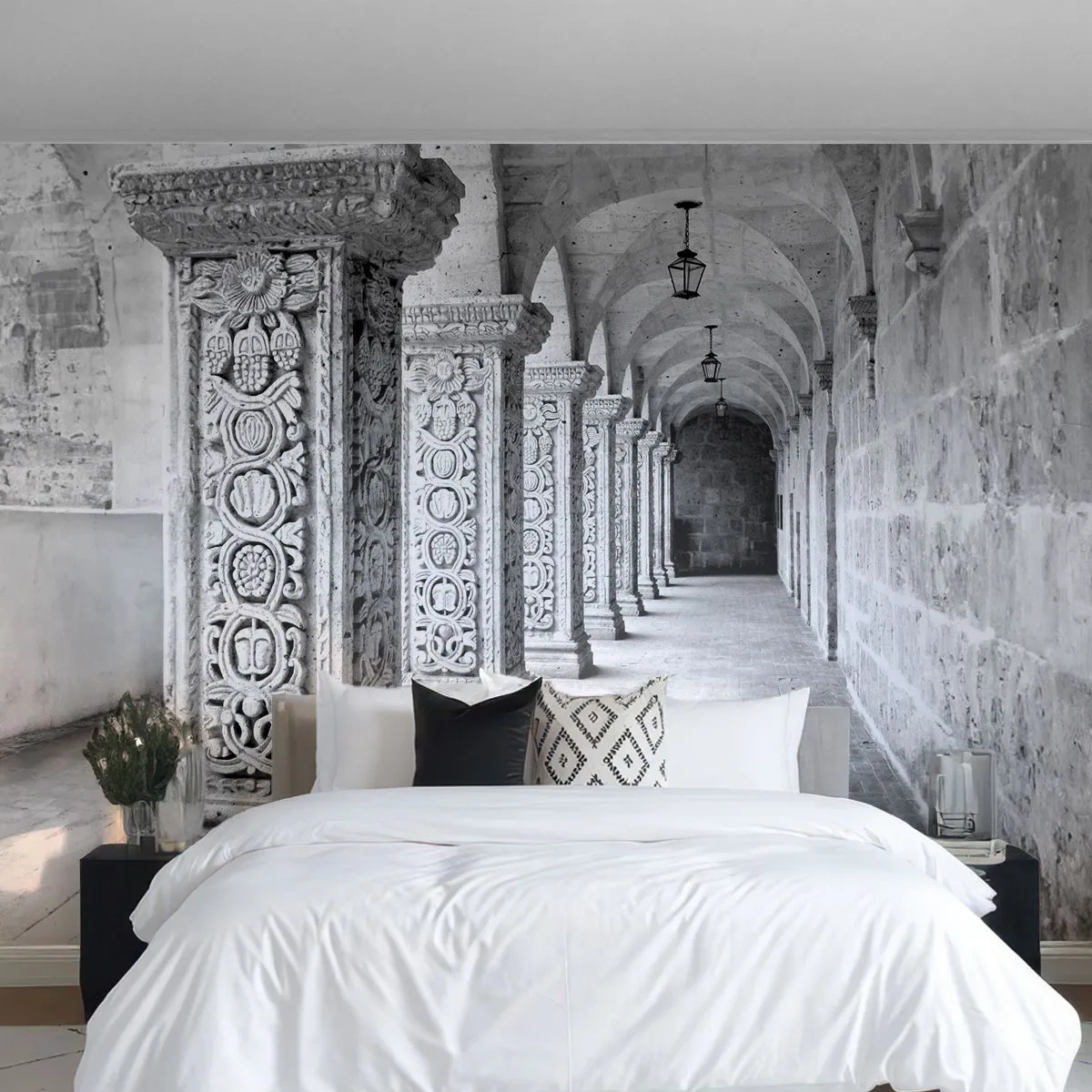 Fotomurali Premium Sand - Colonne in pietra con ornamenti in un chiostro monocromatico - 100x70cm - Dove porterà? - Decorazione murale moderna per soggiorno e camera da letto ARTTOR