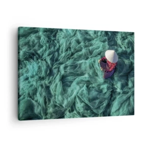 Quadro su tela - Stampe su Tela - Una persona con un cappello tra reti da pesca verdi - 70x50cm - Nel mare di reti - Decorazione murale moderna per soggiorno e camera da letto ARTTOR
